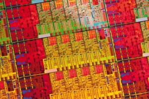 Intel uporablja natančnejši proizvodni proces pri izdelavi procesorjev, zato na majhno površino lahko postavi več milijonov in milijard tranzistorjev. A ta medalja ima dve plati – večja gostota tranzistorjev je ob svojem napenjanju moči izziv za klasične hladilne rešitve.